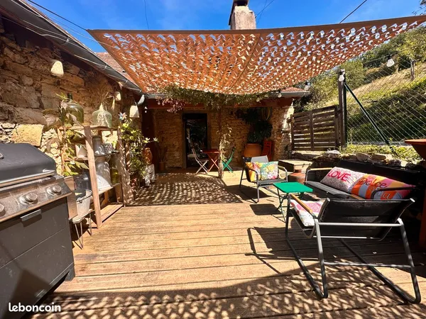 Maison en pierre pleine de charme, 105 m², 10 000 m² de terrain et vue sur Saint-Céré