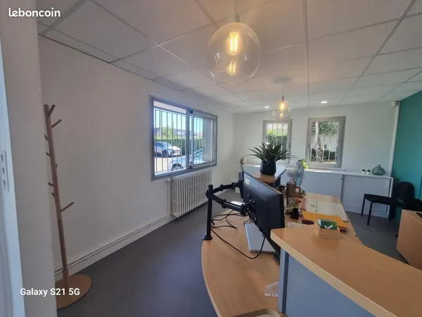 Local bureaux 688 m²