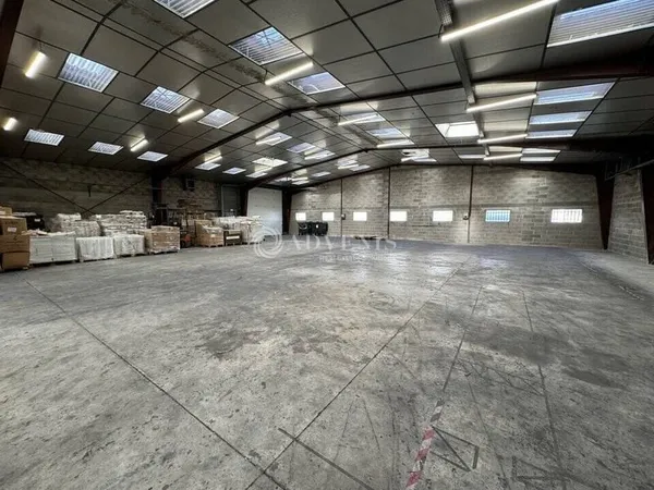 Local d'activité 947 m²