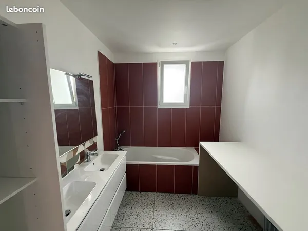 À Louer - Hasparren Centre : T4 de 98 m² entièrement rénové avec jardin