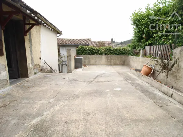 A vendre maison avec jardin et cour