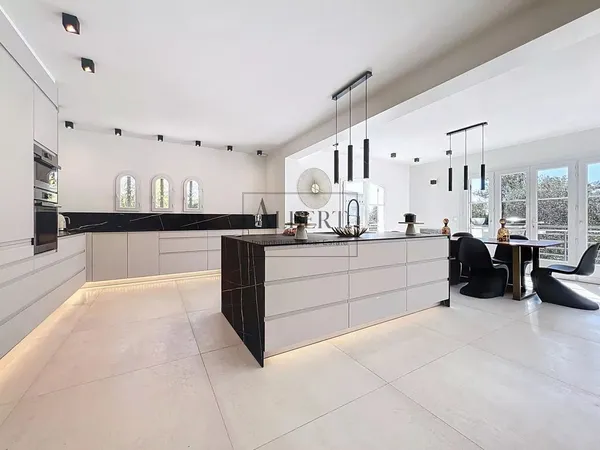 Villa 7 pièces 350 m²