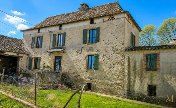 Propriété de caractère de 250 m² avec piscine, dépendance et 4 hectares de forêt privée