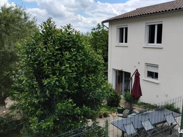 Maison 5 pièces de 115 m² avec jardin arboré, 2 terrasses et 2 garages - L'Orbrie