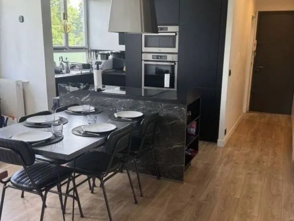 Superbe 3 pièces de 65 m² entièrement rénové €" Balcon, parking et cave.