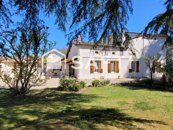 Maison en pierre sur un parc arboré de 4500 m2