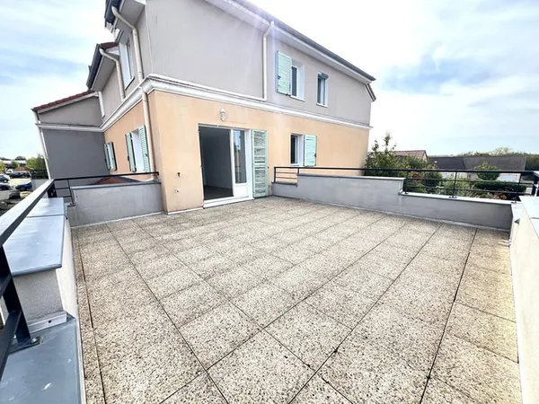 YZEURE - APPT T3 EN DUPLEX AVEC TERRASSE ET GARAGE