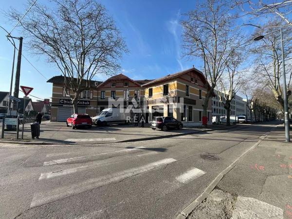 Locaux commerciaux à VILLEURBANNE - A LOUER - 141