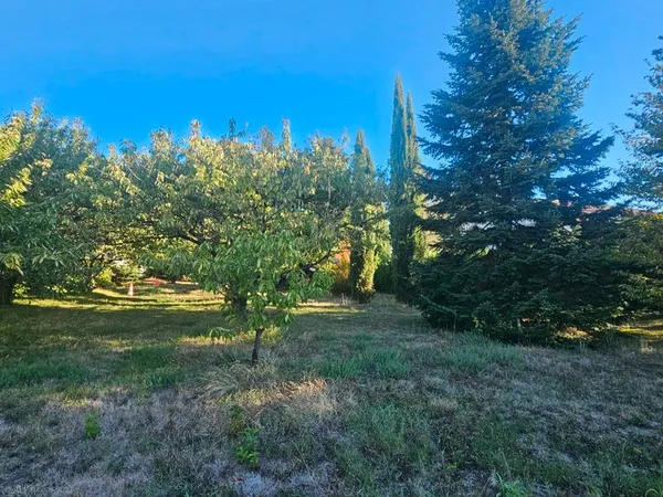 Terrain constructible plat 600m2 cloturé