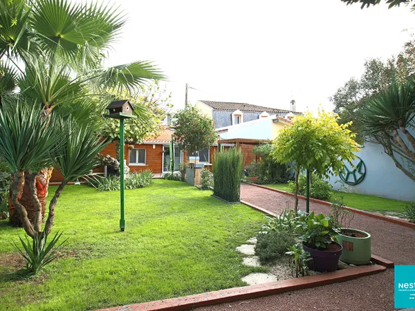 Maison 3 chambres avec jardin arboré et parkings