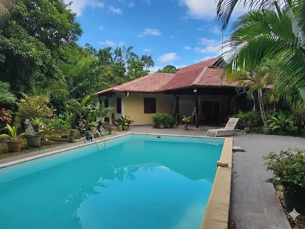VOTRE VILLA T5 AVEC PISCINE DANS UN QUARTIER CALME ET PROCHE DE TOUTES LES COMMODITÉS