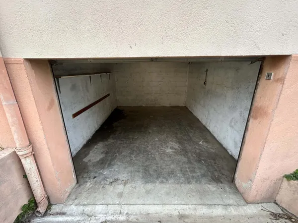 Loue parking - 18m²