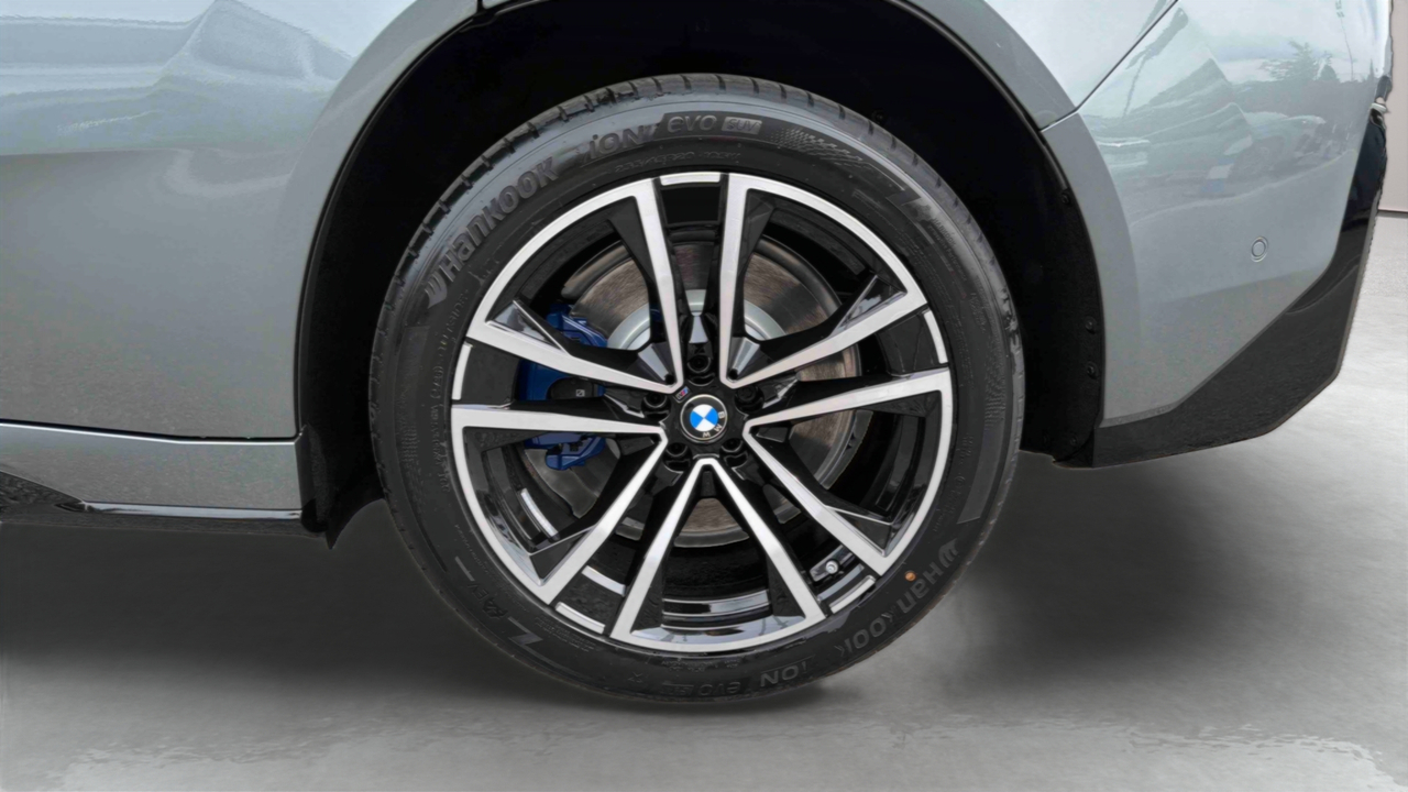 BMW iX3 50 xDrive — photo 21