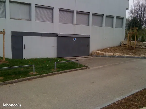 Loue garage a st priest