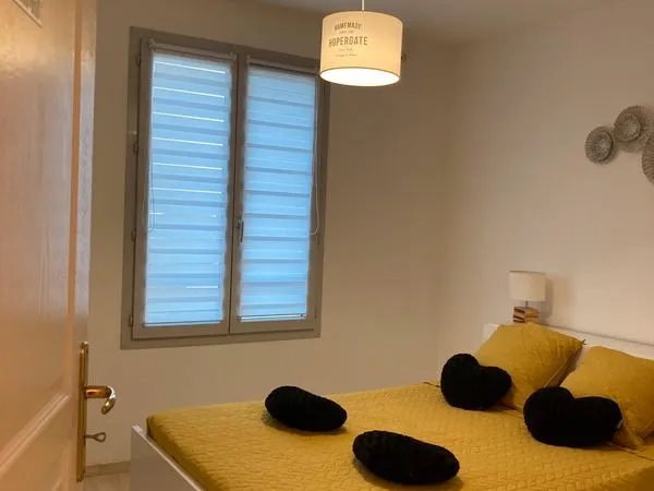 BEL APPARTEMENT T2 45m2 MEUBLE - DERNIER ETAGE AVEC TERRASSE 7,5m2 PLEIN CIEL + GARAGE FERME RESIDEN