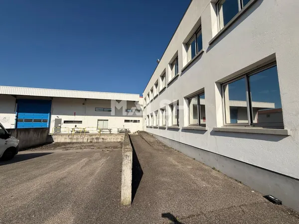 Local industriel 3300 m²