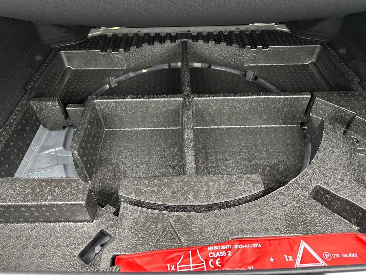 Peugeot 408 hybrid 145 e-dcs6 gt — photo 41