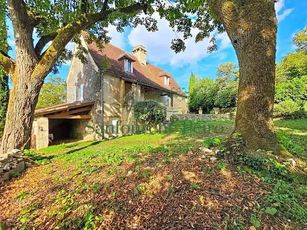 A 19km au sud-ouest de Sarlat et 8km du village de Castelnau