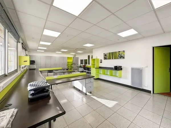 Local professionnel 100 m²
