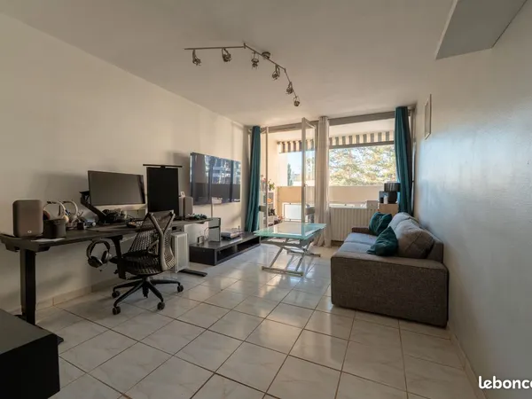 Oullins - T2 de 45 m² - Balcon, parking attitré et cave - Résidence arborée