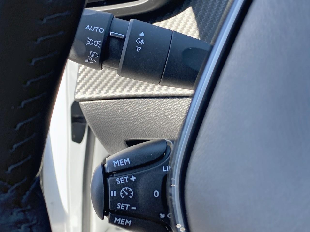 Peugeot 208 1.2 puretech 100ch s&s allure — photo 15