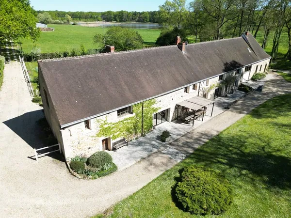 Domaine de caractère de près de 19 hectares avec étang Ancienne forge, gîte, piscine et écurie