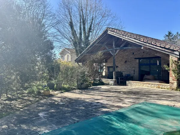 Charmant ensemble immobilier en pierre avec piscines