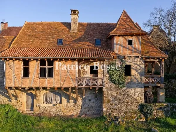 En Périgord vert, entourée par deux granges sur 1 ha, la rénovation exemplaire d'une maison d'artisa