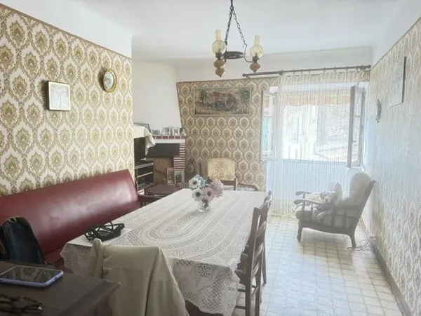 GARÉOULT - MAISON DE VILLAGE AVEC GARAGE ET CAVES - 185 000 €