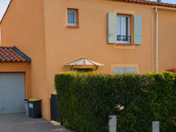 Jolie maison t4 meublée avec terrasse - salon-de-provence - sans frais d'agence