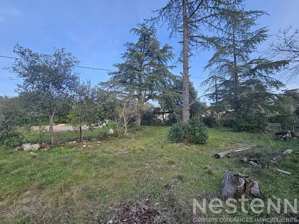 Terrain constructible de 700m2 proche centre ville de Saint Maximin la Sainte Baume