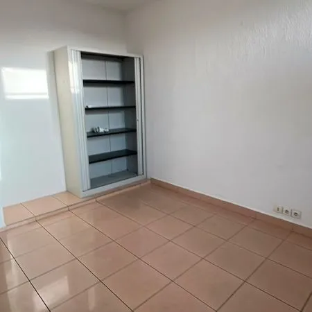 Bureau et espace de travail Location Baie-Mahault  14m² 400€