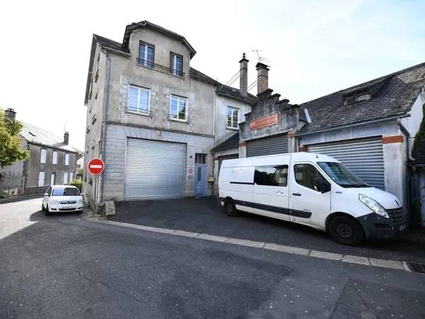 Maison d'habitation et entrepôts de stockage - 229 m2