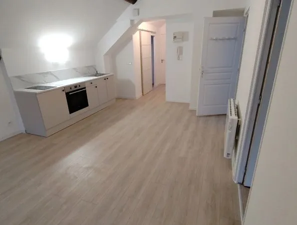 Bureau et espace de travail Location Moissy-Cramayel 3p 45m² 890€