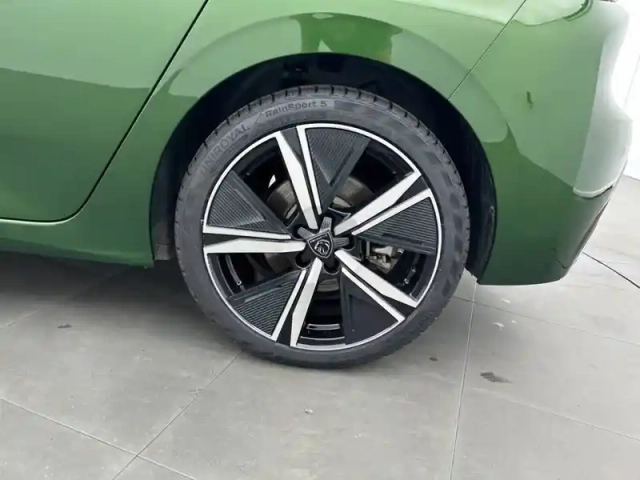 Peugeot 308 phev 180 e-eat8 — photo 13