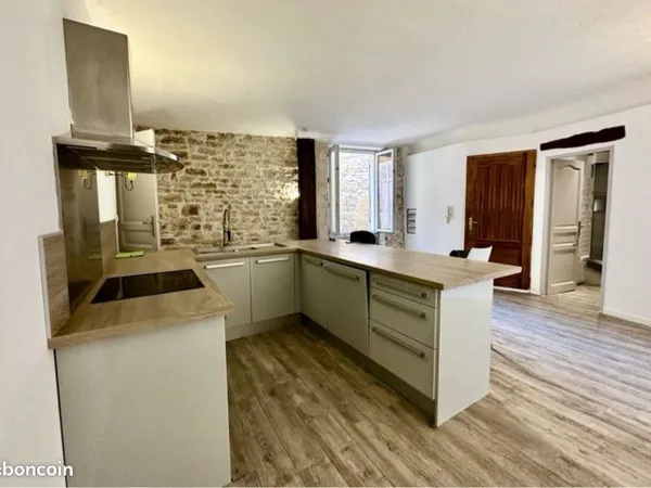 Particulier loue maison de village 80m2 centre historique Lancon