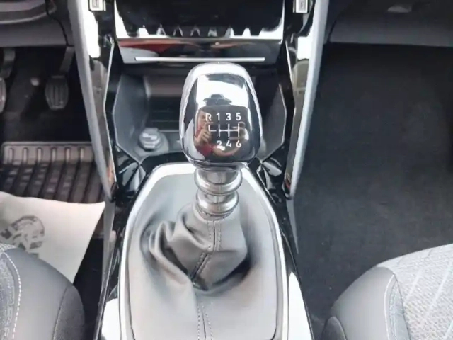 Peugeot 208 turbo 100 ch bvm6 — photo 14