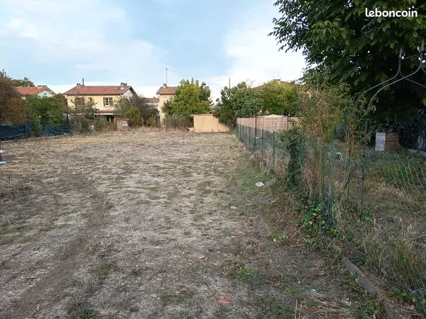Terrain à bâtir viabilisé d'environ 800m² avec permis de construire à Toulouse