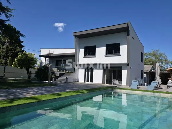 Propriété contemporaine 5 chambres avec piscine et dépendances en centre ville...