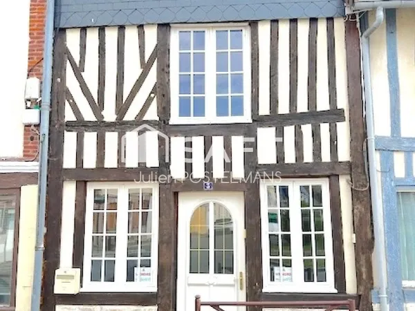 MAISON DE BOURG À COLOMBAGES