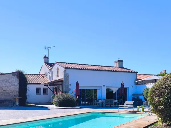 Maison en pierre pleine de charme avec piscine, terrasse et jardin sans vis-à-vis