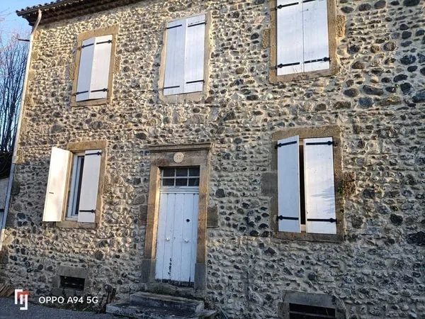Belle maison en pierre avec encadrements style Bastide .