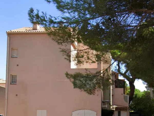 T2 HYERES PORT DERNIER ETAGE TERRASSES ,PARKING