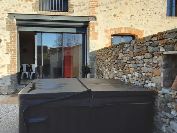 Lezan. Loue bastide vignerone meuble