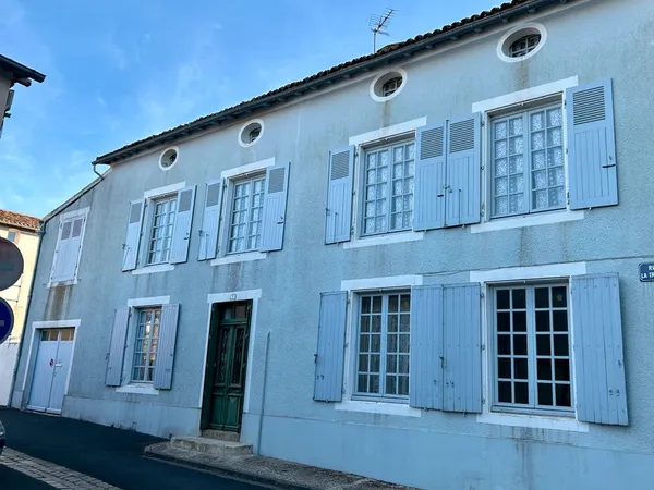 Vends maison de caractère en pierre, avec garage, greniers, cave, jardin et cour intérieure