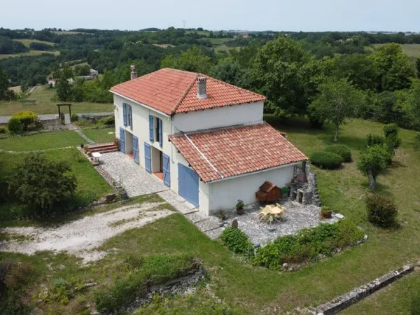 Maison de village avec une magnifique vue et un beau parc arboré de 4277m2