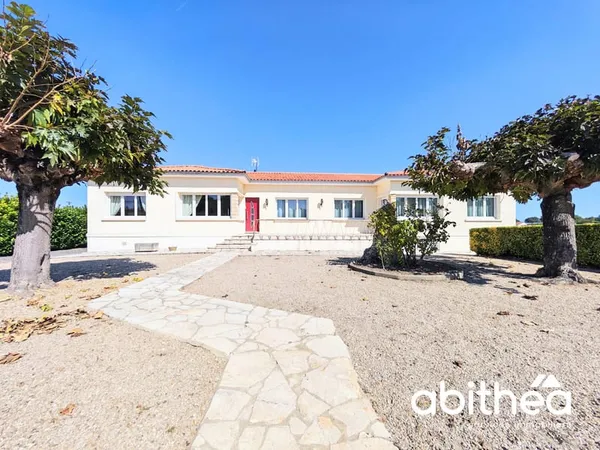 À VÉRAC MAISON BOURGEOISE DES ANNÉES 60, 190 M2, PARC PAYS