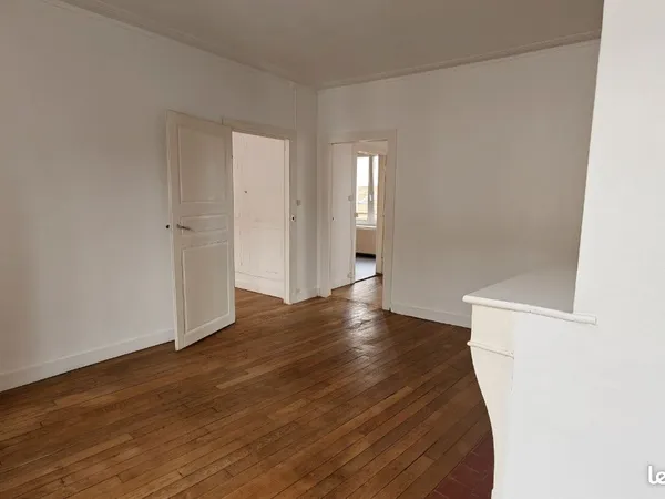 A vendre F3 de caractère en 2ème étage de 74 m2 en bon état, disponible de suite, proche faubourg de