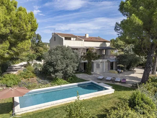 Maison 7 pièces 331 m²