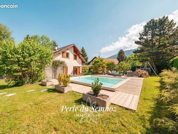 Maison de 147 m2 au calme - Prestations modernes - Terrain de 1 290 m2 avec piscine